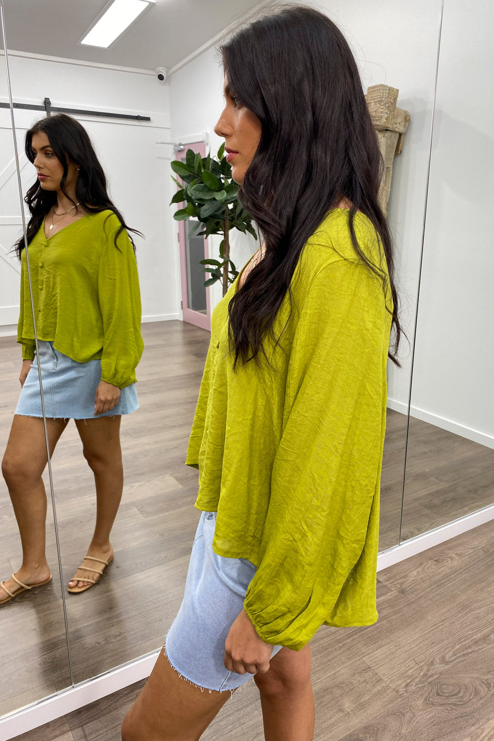 Mia | Timeless V-Neck Shirt