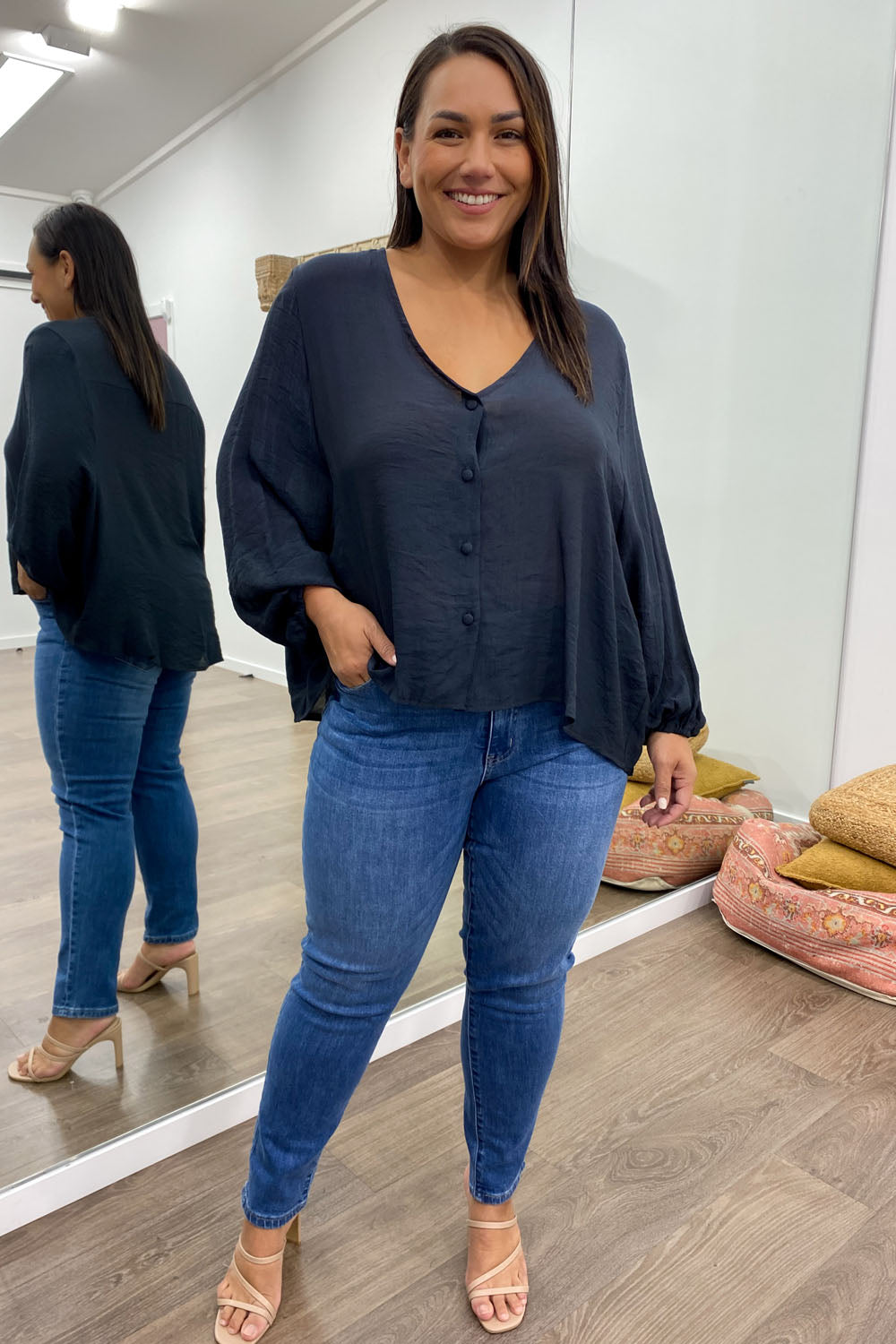 Mia | Timeless V-Neck Shirt