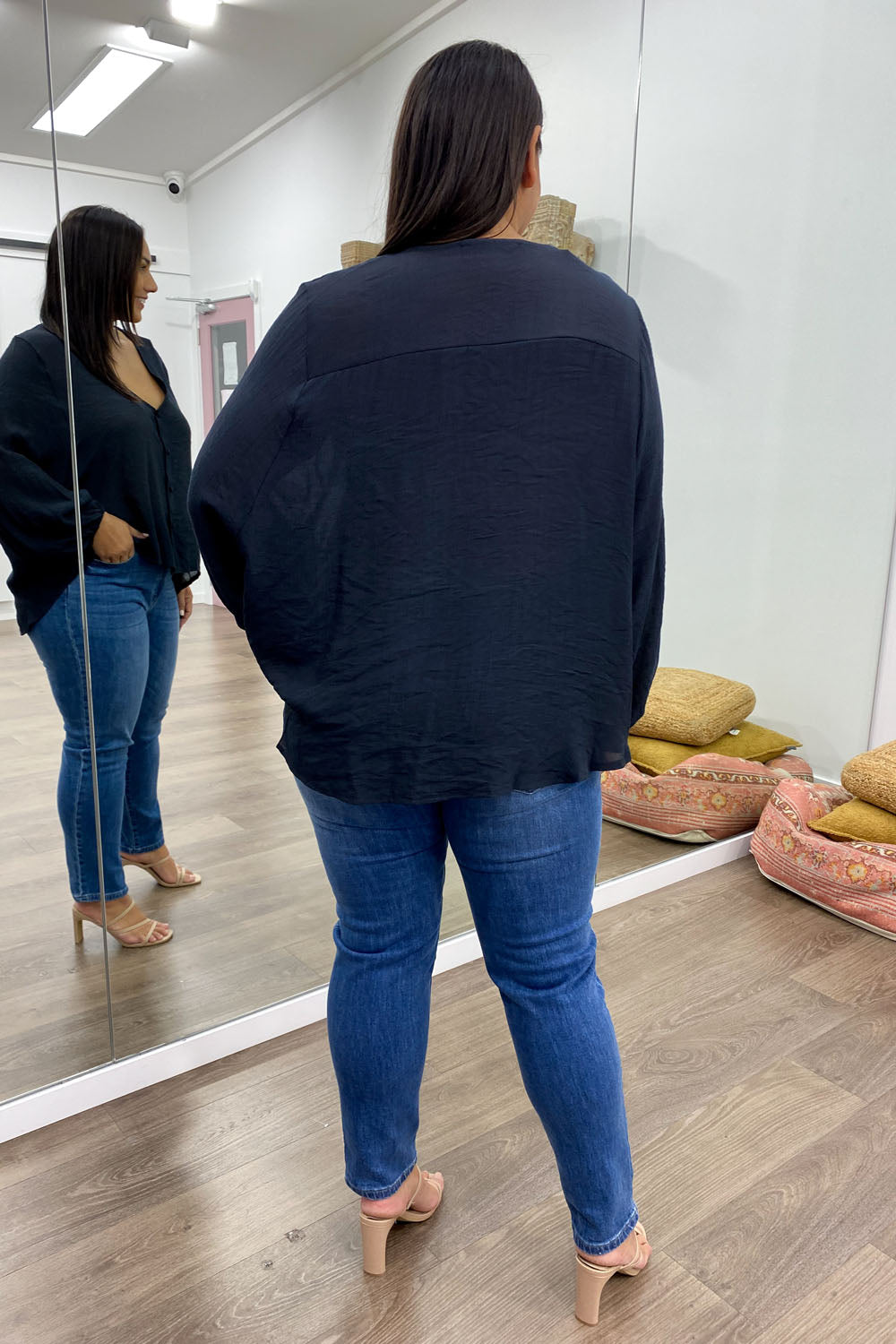 Mia | Timeless V-Neck Shirt